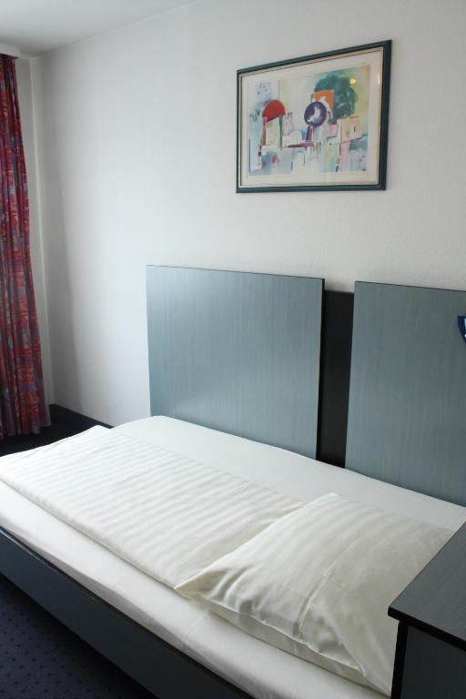 ホテル ディプロマット フランクフルト 部屋 写真